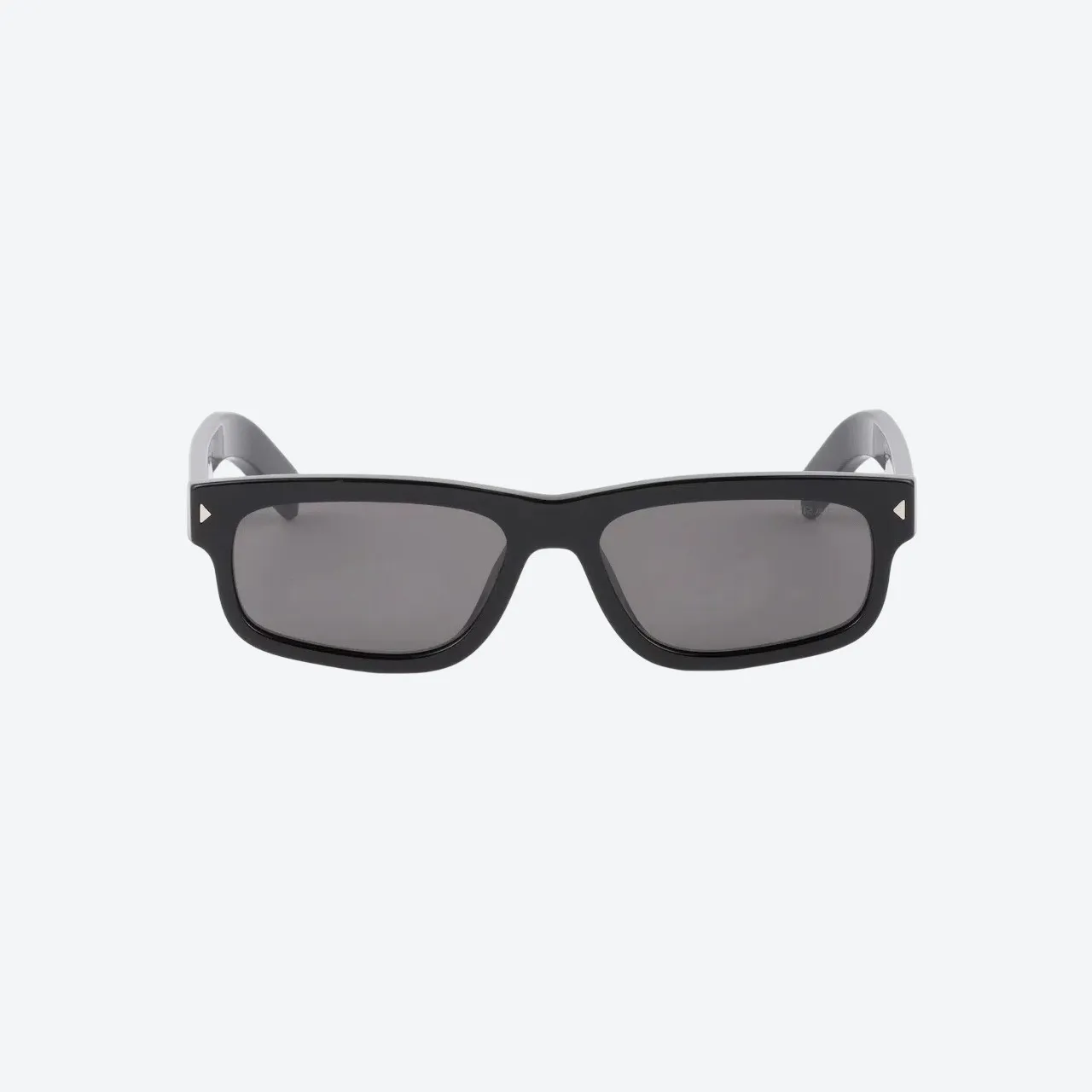 Black Sunglasses with Iconic Metal Plaque – Contemporary Style