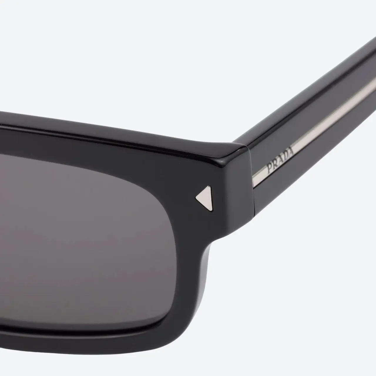 Black Sunglasses with Iconic Metal Plaque – Contemporary Style