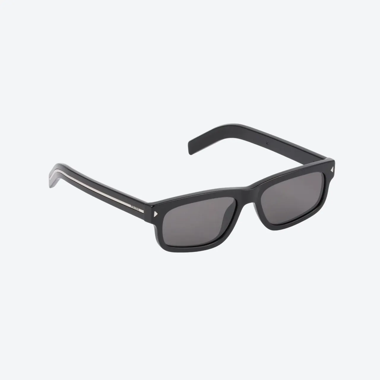 Black Sunglasses with Iconic Metal Plaque – Contemporary Style
