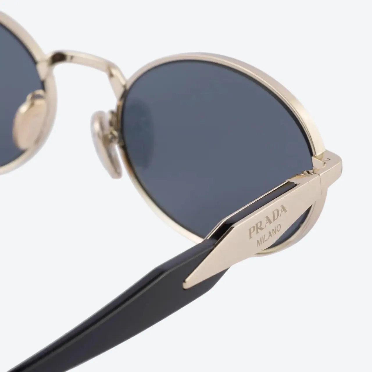 Vintage-Inspired Oval Sunglasses – Gold Frame